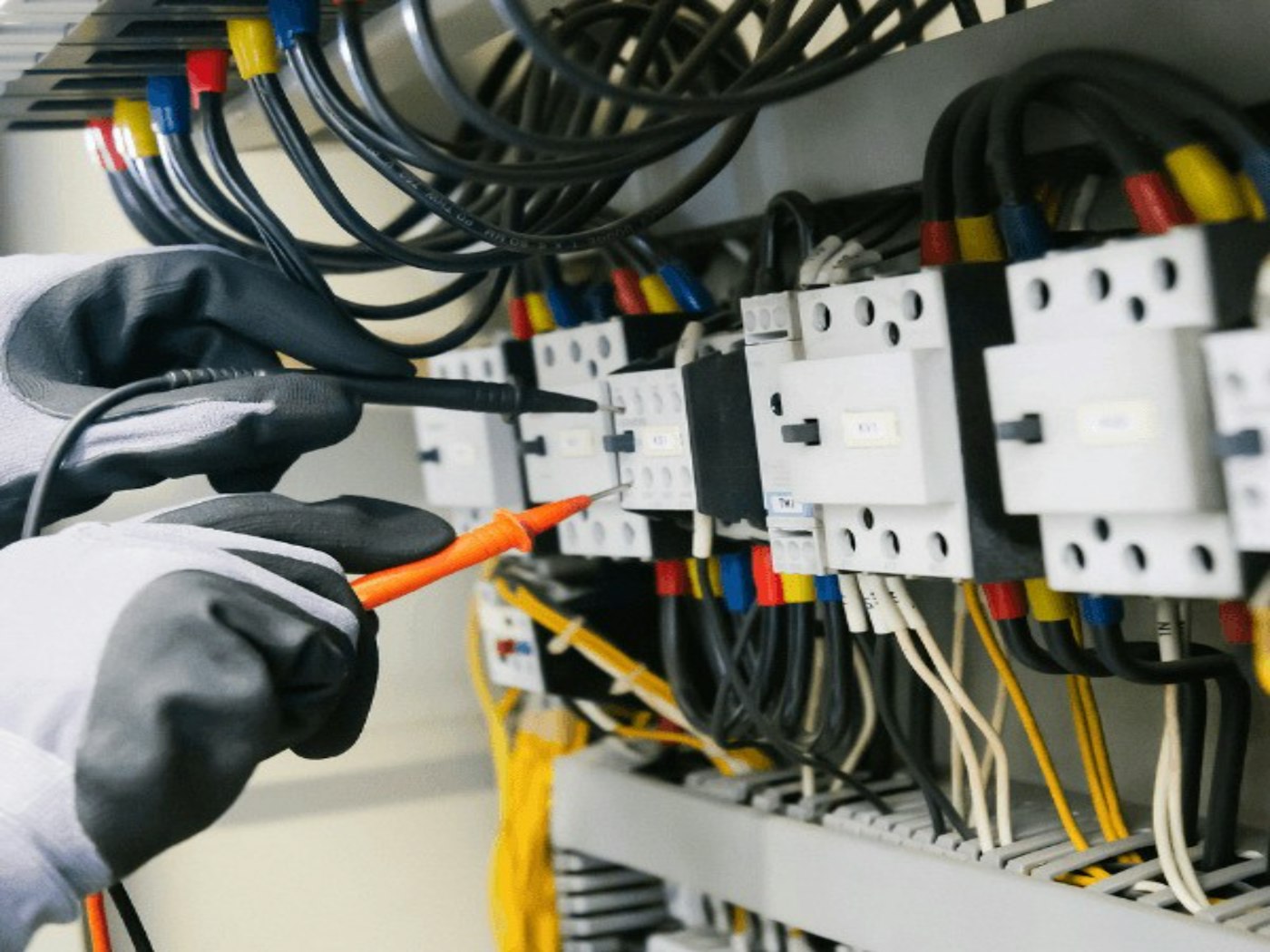 Elektriker bei der Arbeit am Schaltschrank